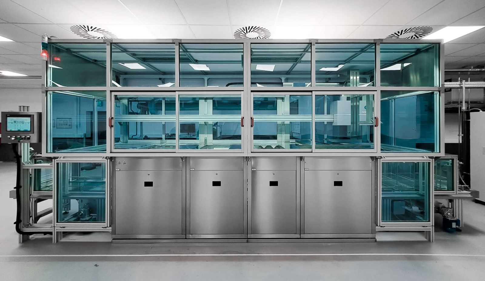 Novatec Mehrkammer-Ultraschallreinigungsanlage mit Schutzhaube — Reinraum-Installation